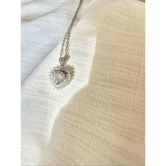 Super sparkly cubic zirconia round cut heart shaped pendant necklace - Picture 10 of 10